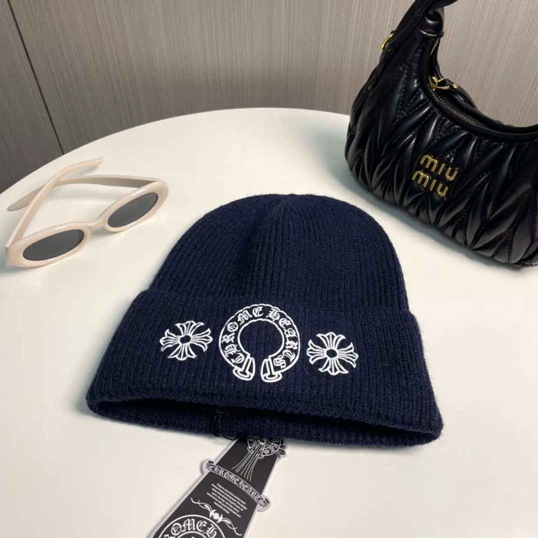 P60 🤍Chrome hearts new autumn and winter cross knitted hat🧶 One of the must-have hats in autumn and winter~ It really looks good on whoever wears it~, it is also a perfect match in black and white and gray in autumn~